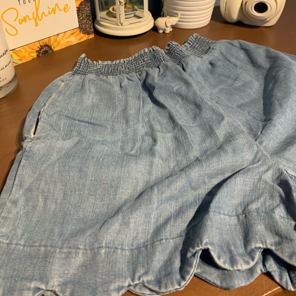 Ruffled jean shorts